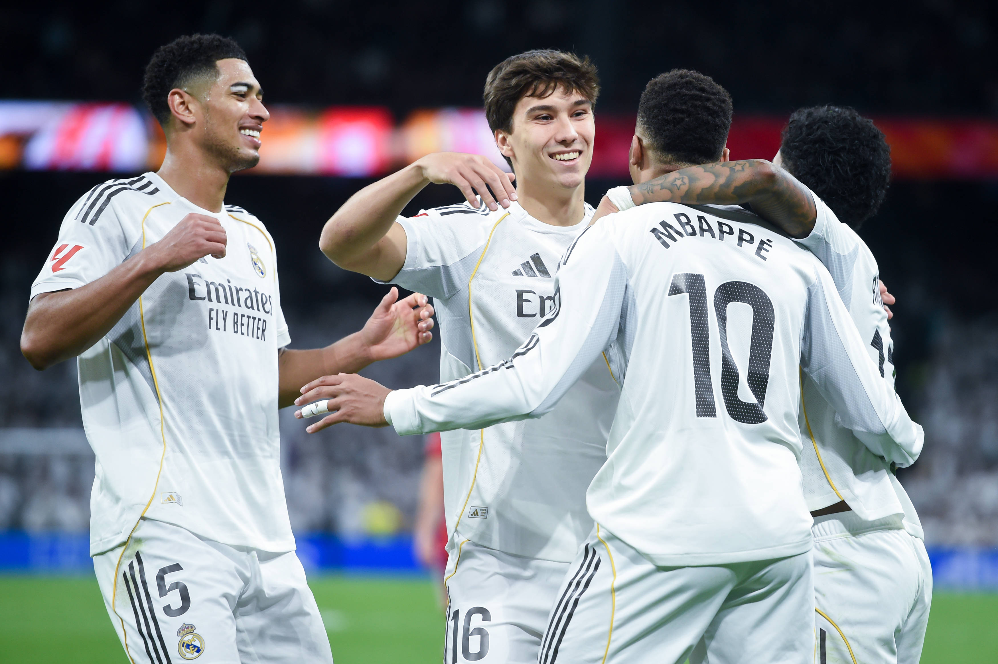 包含从Ming在皇家马德里比赛中官方发布新规到姆巴佩在热火比赛中绝杀，门兴格拉德巴赫围绕荷甲战术微调的词条