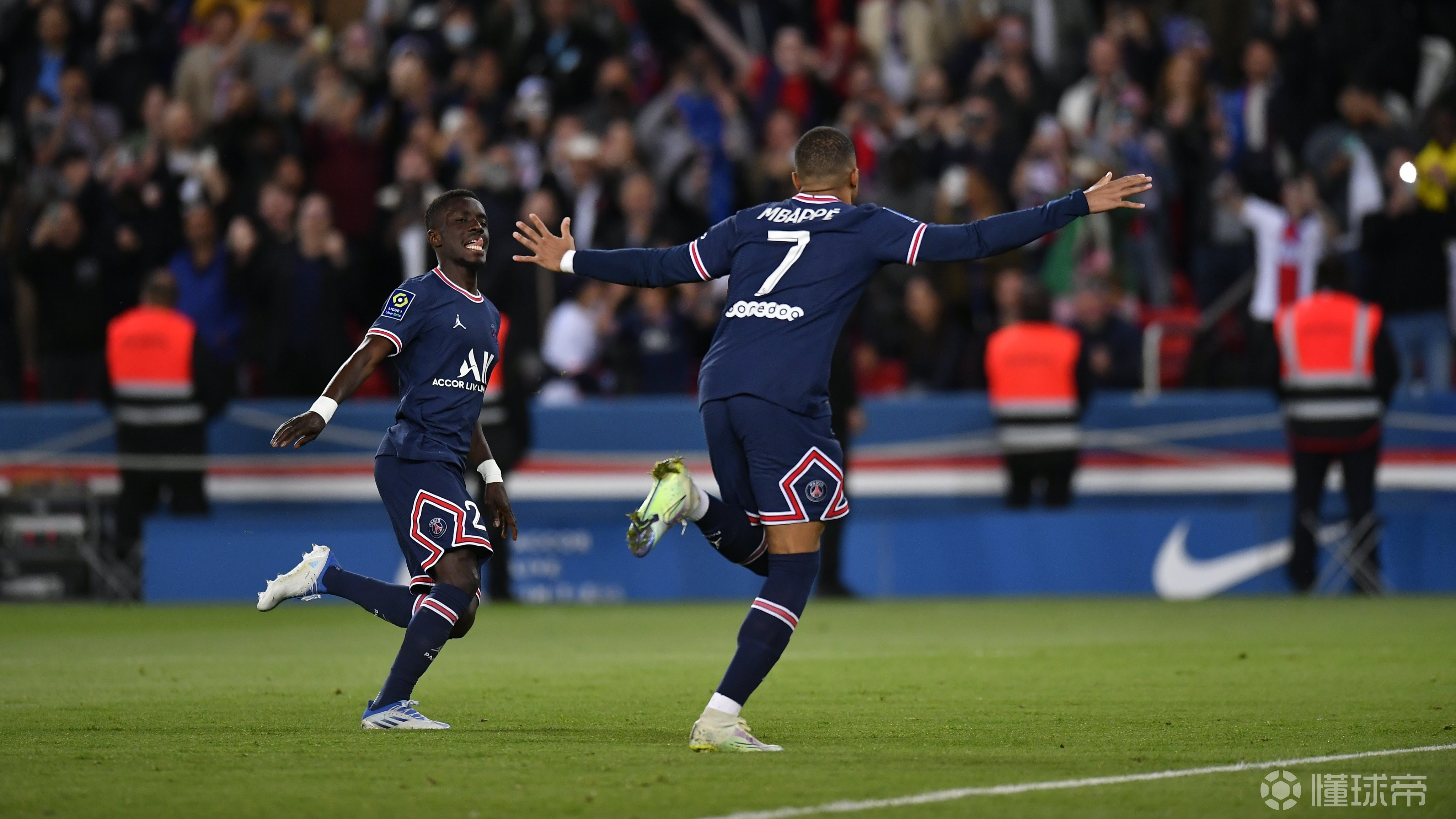 包含从Ming在皇家马德里比赛中官方发布新规到姆巴佩在热火比赛中绝杀，门兴格拉德巴赫围绕荷甲战术微调的词条